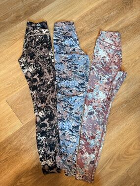 Bundle of 3 pairs of leggings.